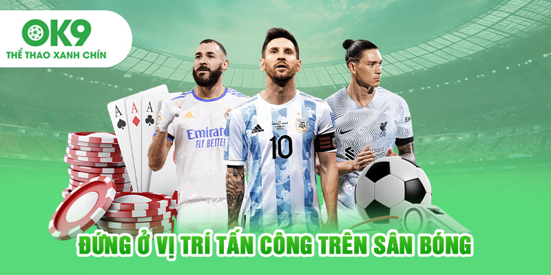 Đứng ở vị trí tấn công trên sân bóng